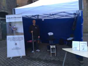 Charlie staat gereed voor klanten in de tent opgezet voor Nerusch Stoelmassage