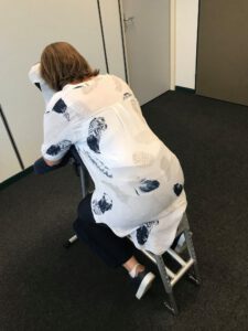 Klant zit klaar voor de start van de stoelmassage behandeling