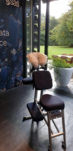 Foto van de MassageStoel gesitueerd in een kantoor